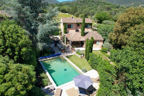 une vue aérienne d'une maison avec piscine dans l'établissement La Bastide, au Plan-de-la-Tour