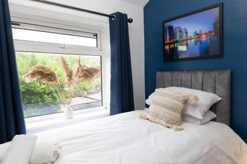 Postel nebo postele na pokoji v ubytování 2 bed home sleeping 3 people fully equipped located in Radcliffe Manchester - Stand Up and Shout