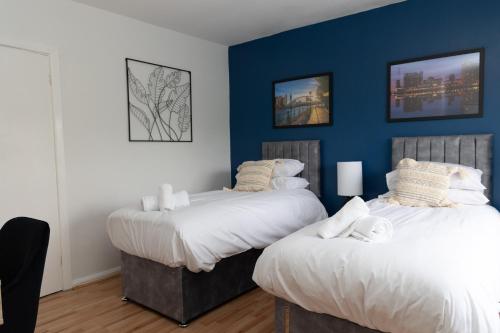 Postel nebo postele na pokoji v ubytování 2 bed home sleeping 3 people fully equipped located in Radcliffe Manchester - Stand Up and Shout