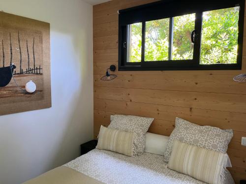a bedroom with a bed and a window at Casa Tagomago in Andernos-les-Bains