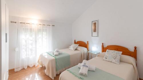 une chambre avec deux lits et une fenêtre dans l'établissement Casa La Primorosa El Gastor by Ruralidays, à El Gastor