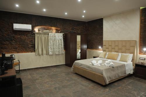 una camera da letto con un letto con asciugamani sopra di Home di Giordy a Catania