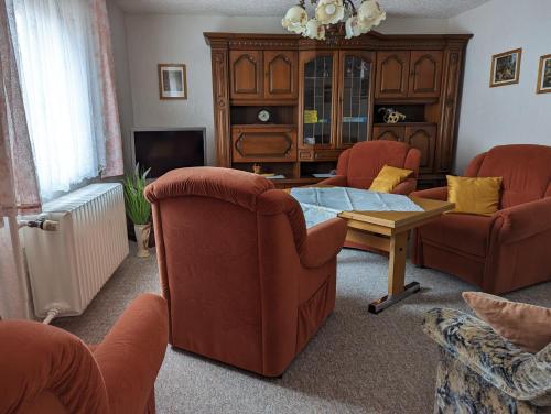 a living room with two chairs and a coffee table at Ferienhaus Triasland in Donndorf