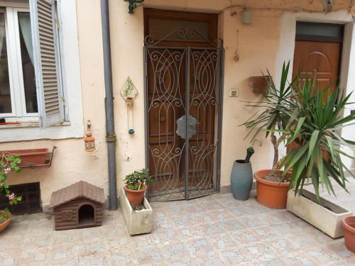 un ingresso a una casa con cancello e piante in vaso di La Maisonette 1 a Castel Gandolfo