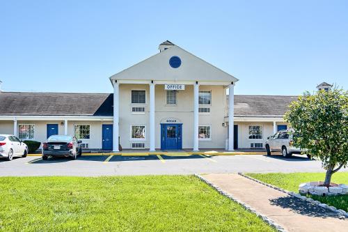 a building with cars parked in a parking lot at Motel 6-Harrisonburg, VA - South in Harrisonburg