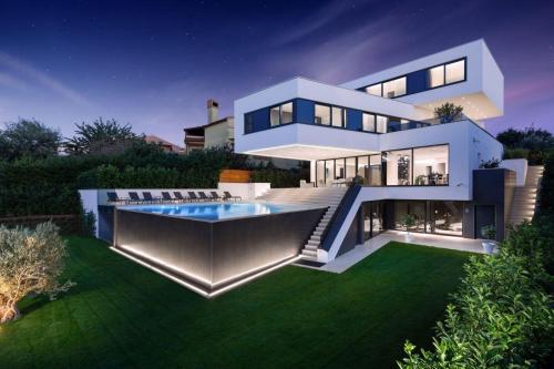 Villa Lucy Banjole for 12 people near Medulin with heated indoor pool & spa just 400 meters from the beach