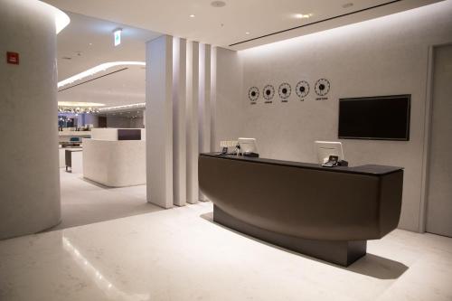 een lobby met een groot bad in het midden van een kamer bij Terminal 2 Transit Hotel Incheon Airport in Incheon