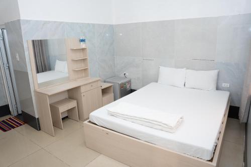 Una cama o camas en una habitación de Việt Hương Hotel