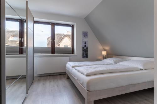 une chambre avec deux lits et une fenêtre dans l'établissement Summer Diek Summerdiek 6, à Sankt Peter-Ording