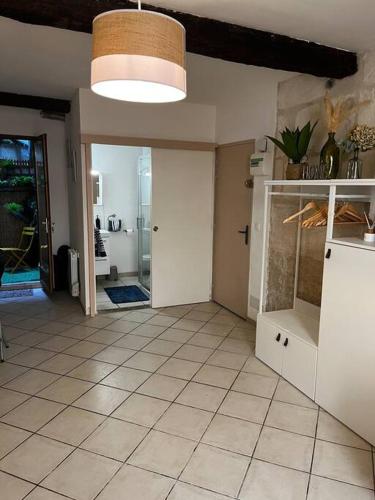 - un salon avec une chambre revêtue de carrelage dans l'établissement Charming studio apartment, à Avignon