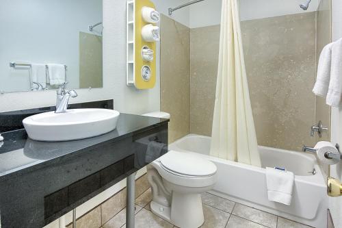 een badkamer met een wastafel, een toilet en een douche bij Motel 6-Harrisonburg, VA - South in Harrisonburg