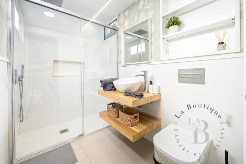 a bathroom with a shower and a toilet and a sink at Oasis con piscinas y jardines en Maspalomas in Maspalomas