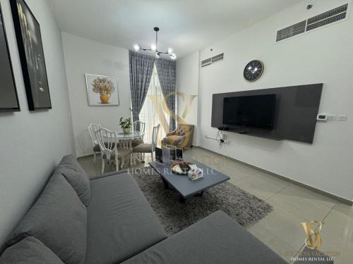 TV a/nebo společenská místnost v ubytování Dubai marina , Success Luxury apartments, near JBR beach and metro station-daily free housekeeping included