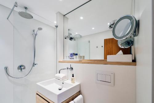 a bathroom with a sink and a mirror at Vier Häuser in Norderney