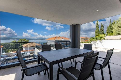Luxury Pool Apartment With Sea View - Happy Rentals
