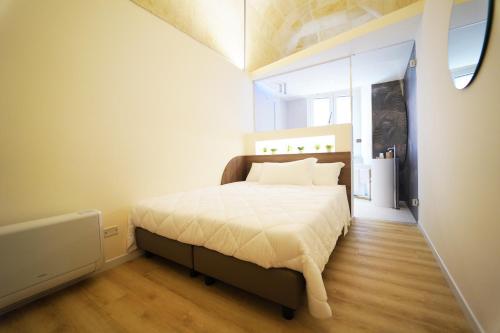 een slaapkamer met een bed en een groot raam bij La chicca in Matera