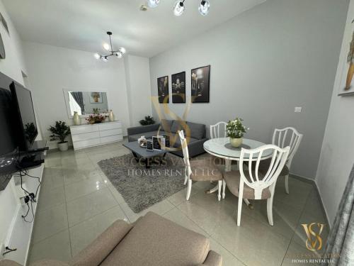 TV a/nebo společenská místnost v ubytování Dubai marina , Success Luxury apartments, near JBR beach and metro station-daily free housekeeping included