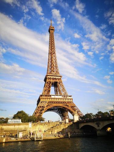 - une vue sur la tour Eiffel depuis l'eau dans l'établissement Chambres confortables proche Disneyland Paris, à Montry