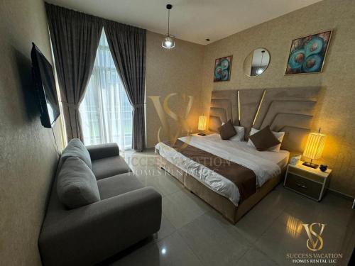 Postel nebo postele na pokoji v ubytování Dubai marina , Success Luxury apartments, near JBR beach and metro station-daily free housekeeping included