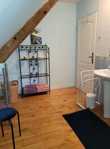 une pièce avec un parquet et une étagère avec des serviettes dans l'établissement Au coeur de notre ferme céréalière, à Romilly-sur-Aigre