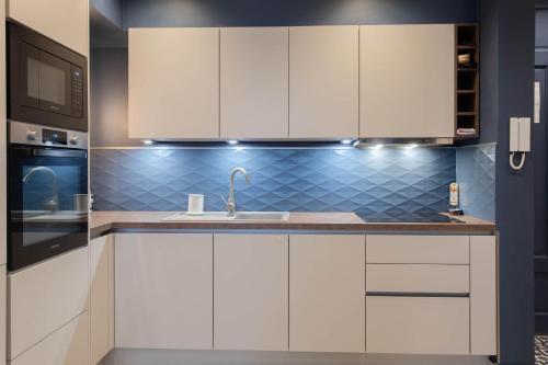 L48 Smart 1 BDR AC. Centre 10mins Sea