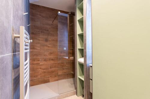 La salle de bains est pourvue d'une douche à l'italienne et d'une porte en verre. dans l'établissement L48 Smart 1 BDR AC. Centre 10mins Sea, à Nice