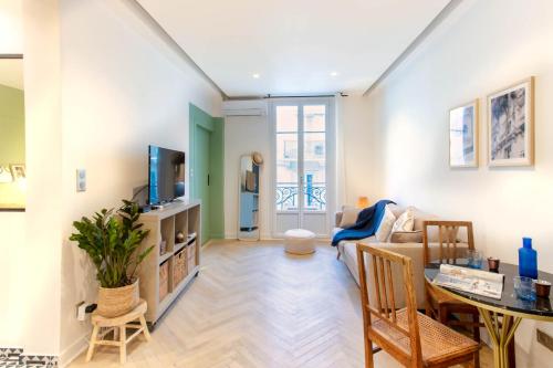 L48 Smart 1 BDR AC. Centre 10mins Sea