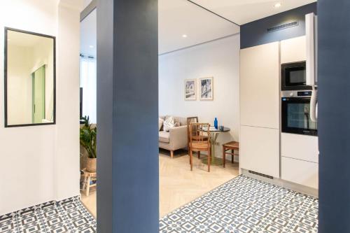 - une cuisine et un salon avec vue sur le salon dans l'établissement L48 Smart 1 BDR AC. Centre 10mins Sea, à Nice
