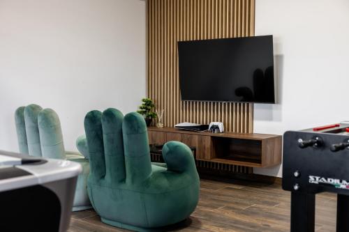 TV a/nebo společenská místnost v ubytování House of Five Senses