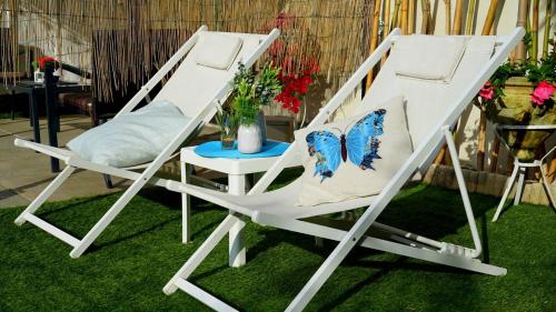 two white chairs sitting next to each other at Mansarda con vista lago in Sulzano