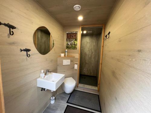 ein Badezimmer mit Waschbecken und Toilette in der Unterkunft Baldur in Sandnes