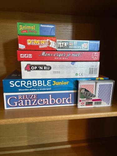 a stack of books sitting on a shelf at PrinsHaerlyck Overnachten in Made