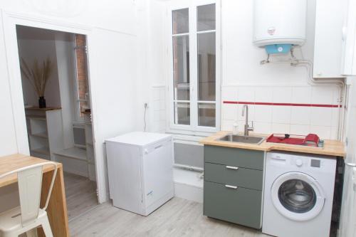 une cuisine avec une machine à laver et un évier dans l'établissement All shops available by foot, à Nantes