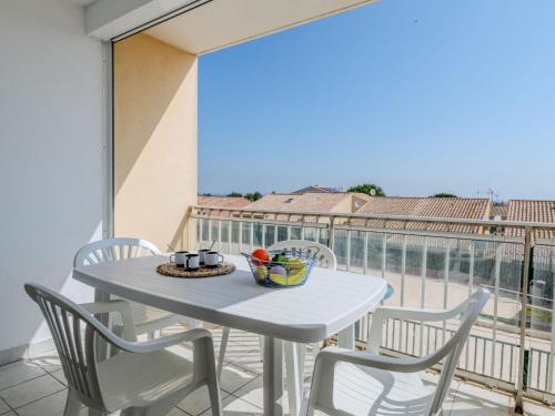 Balkoni atau teres di Apartment Les Hauts de St Pierre by Interhome