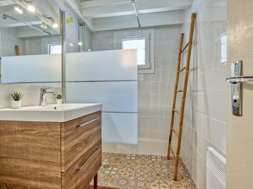 une salle de bain avec un lavabo et un miroir dans l'établissement Holiday Home Les Cracks-10 by Interhome, à Lacanau-Océan