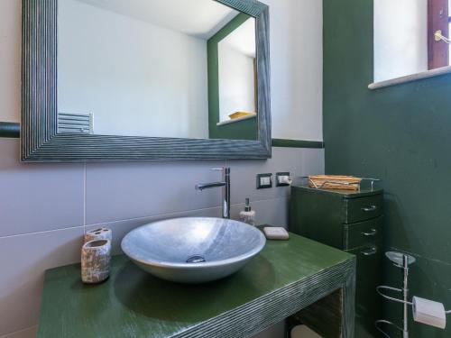 Ένα μπάνιο στο Holiday Home L'Oliviera by Interhome