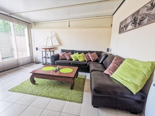 - un salon avec un canapé en cuir et une table basse dans l'établissement Holiday Home St Pierre by Interhome, à Saint-Malo