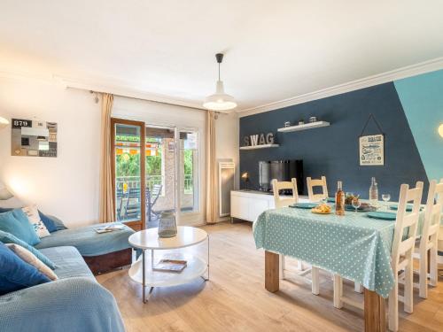 un salon avec une table et un canapé dans l'établissement Apartment Les Faubourgs Saint Michel by Interhome, à Sanary-sur-Mer