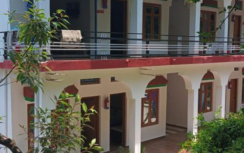 a building with a balcony on top of it at Shri Sher Palace by StayApart in Gupta Kāshi