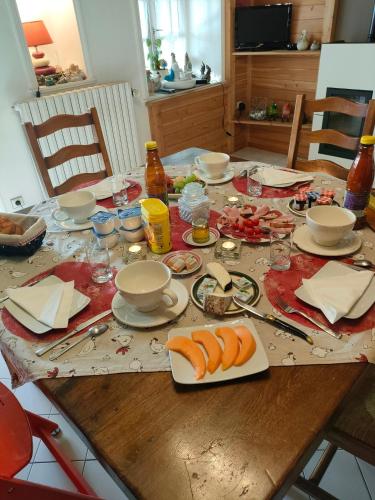 een tafel met daarop borden met eten bij Chez J-J et Pat in Vauxrenard