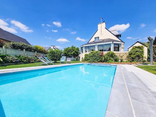 une piscine devant une maison dans l'établissement Holiday Home Phil'blue by Interhome, à Saint-Philibert