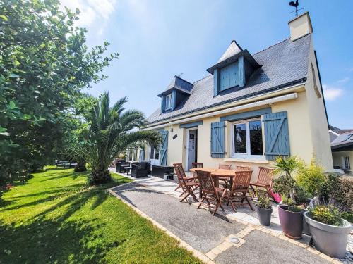 une maison avec une table et des chaises dans la cour dans l'établissement Holiday Home Phil'blue by Interhome, à Saint-Philibert