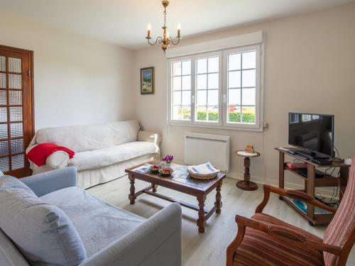 un salon avec un canapé et une table dans l'établissement Holiday Home Ar Wellen by Interhome, à Cléder