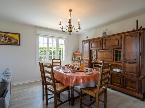 une salle à manger avec une table et des chaises dans l'établissement Holiday Home Ar Wellen by Interhome, à Cléder