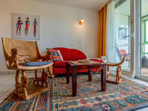 un soggiorno con divano e tavolo di Apartment F 32 by Interhome a Dittishausen