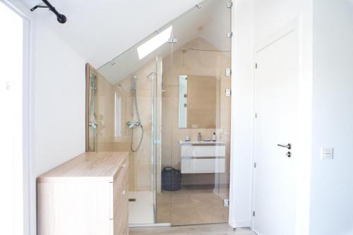 a bathroom with a shower and a sink at Apartamentos modernos cerca de Puerto Banus in Marbella