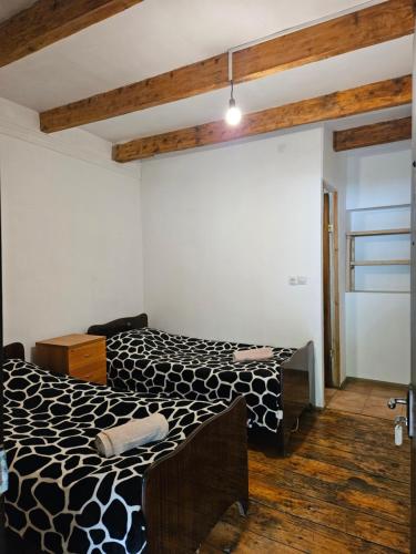 Una cama o camas en una habitación de Guesthouse SVANURI SAKHLI