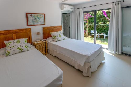 Posteľ alebo postele v izbe v ubytovaní Bonita stay B Light Piscina climatizada bbq wifi