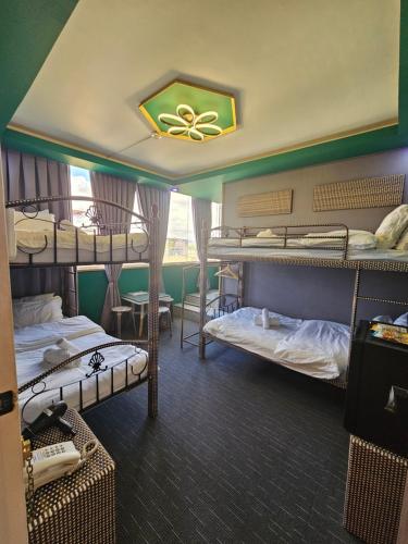 Attic Capsule Hotelにあるベッド