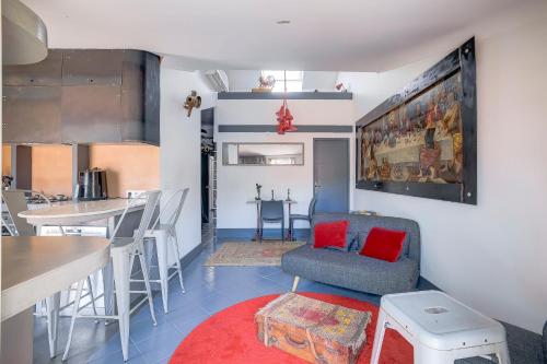 - un salon et une cuisine avec une chaise et une table dans l'établissement Dernier étage port de Nice, à Nice